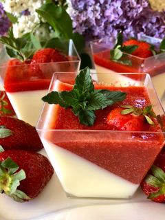 O poză a rețetei Panna cotta cu căpșuni!.