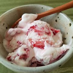 A picture of Strawberry Frozen Yoghurt.