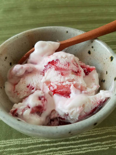 A picture of Strawberry Frozen Yoghurt.