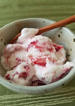 A picture of Strawberry Frozen Yoghurt.