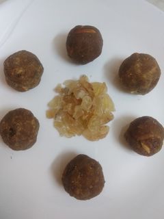 பாதாம் பிசின் லட்டு (Badam pisin laddu recipe in tamil) செய்முறை முக்கிய புகைப்படம்