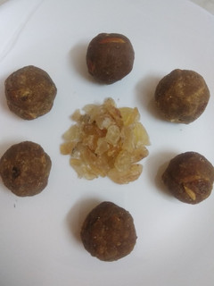 பாதாம் பிசின் லட்டு (Badam pisin laddu recipe in tamil) செய்முறை முக்கிய புகைப்படம்