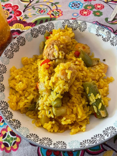 Una foto de Paella de verduras y espárragos verdes