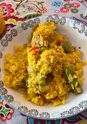 Una foto de Paella de verduras y espárragos verdes