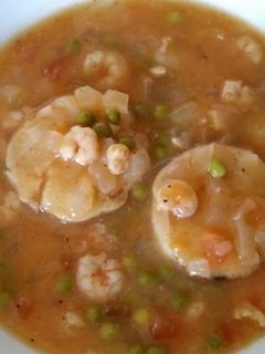 Una foto de Medallones de merluza en salsa con gambas 🐟🍤