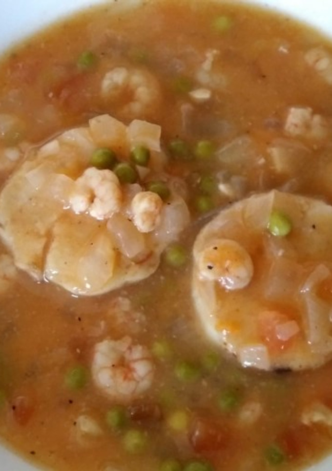 Una foto de Medallones de merluza en salsa con gambas 🐟🍤