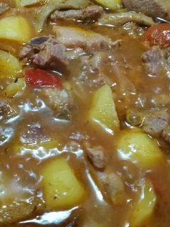 Una foto de Papas con costillas