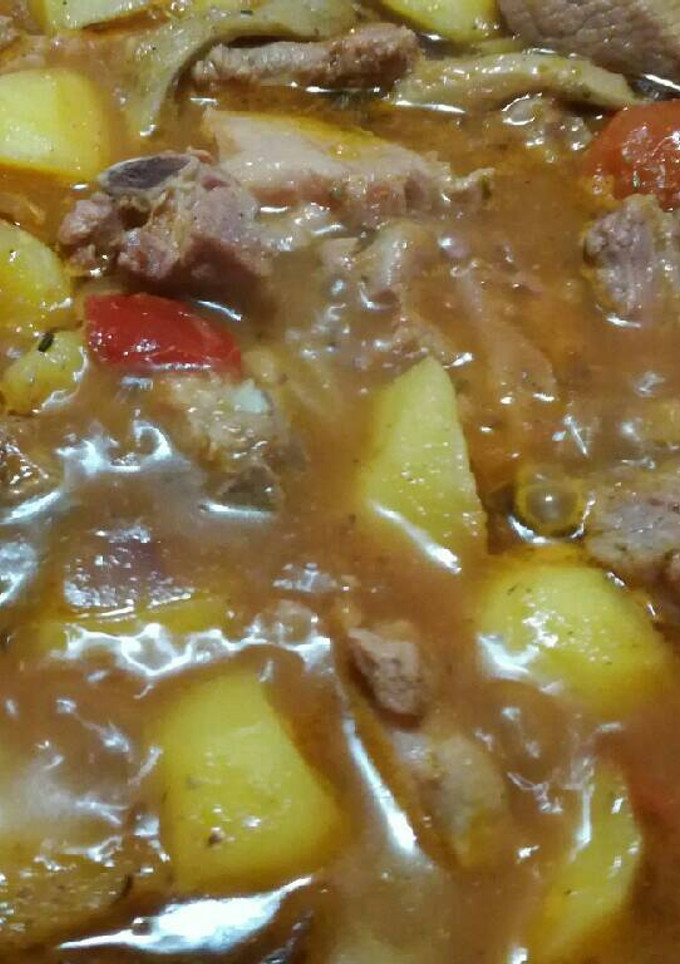 Una foto de Papas con costillas