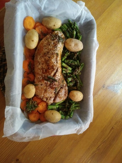 Una foto de Pechuga de pavo al horno con espárragos y patatas mini