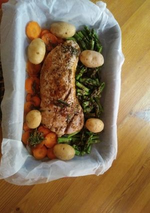Una foto de Pechuga de pavo al horno con espárragos y patatas mini