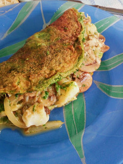 Una foto de Tortilla de espinacas rellena de verduras y bacalao