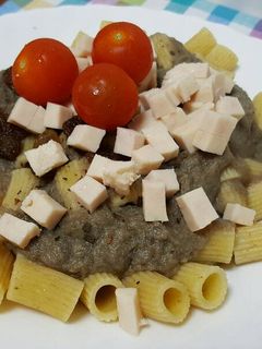 Una foto de Macarrones con salsa de setas y pavo con tomate