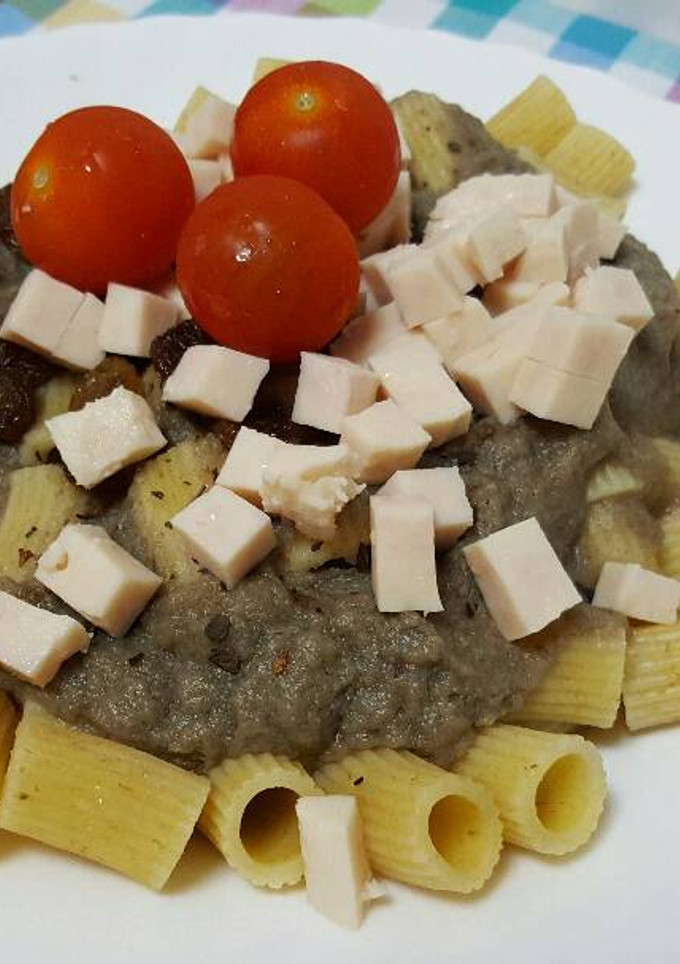 Una foto de Macarrones con salsa de setas y pavo con tomate