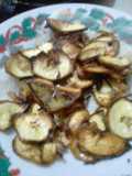 Chips crocantes de plátano verde con ajo