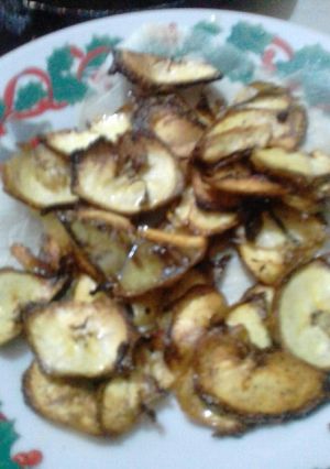 Una foto de Chips crocantes de plátano verde con ajo