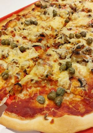 Una foto de Fácil y rico! Pizza de mariscos con alcaparras :)