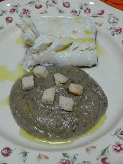 Una foto de Bacalao al vapor con crema de berenjenas