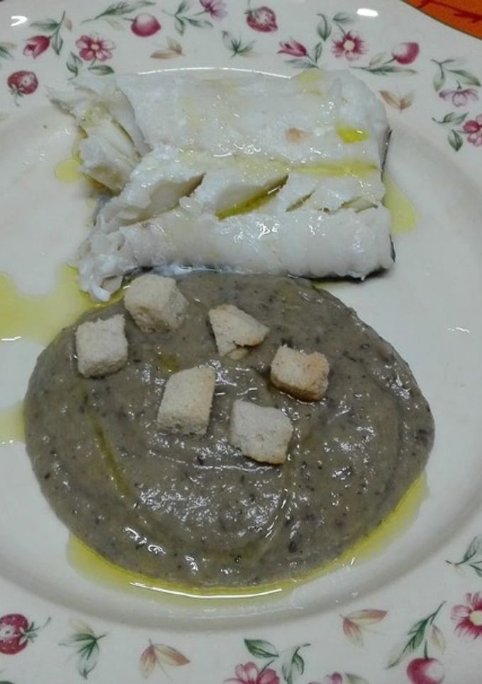 Una foto de Bacalao al vapor con crema de berenjenas