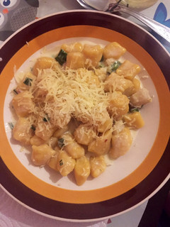 Una foto de Ñoquis de calabaza con salsa de crema, verdeo y panceta
