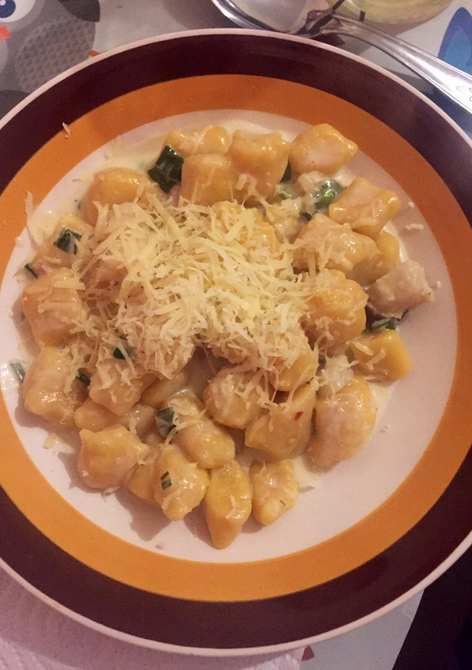 Una foto de Ñoquis de calabaza con salsa de crema, verdeo y panceta