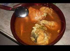 Una foto de Caldo de pescado, jaiba y camarón