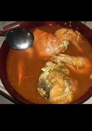 Una foto de Caldo de pescado, jaiba y camarón