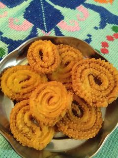 ચોખા ના લોટ ની ચકરી (Rice Flour Chakri Recipe In Gujarati) રેસીપી મુખ્ય ફોટો