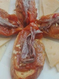 Una foto de Tosta de pimientos asados y anchoa