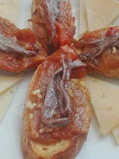 Una foto de Tosta de pimientos asados y anchoa