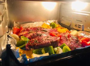 Hình của món Thăn bò nướng hương thảo.