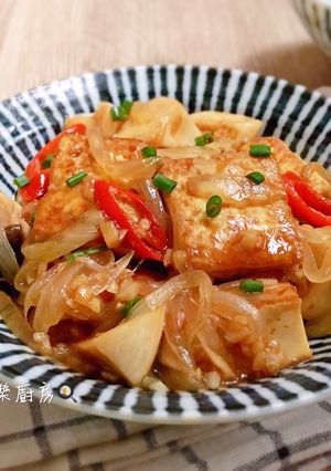 A picture of Onion and King Oyster Mushroom Braised Tofu.