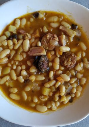 Foto principal de Guiso de alubias con chorizo, morcilla y panceta