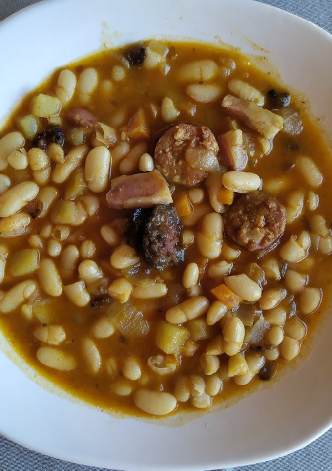Una foto de Guiso de alubias con chorizo, morcilla y panceta