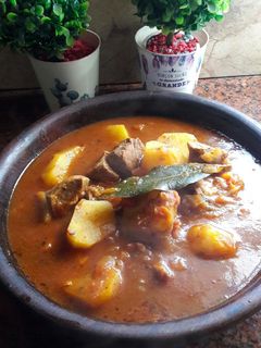 Una foto de Salsa estofado de carne con papas ideal para acompañar pastas😊