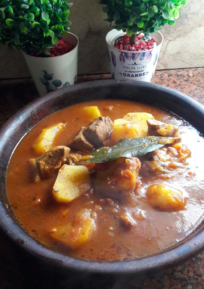 Una foto de Salsa estofado de carne con papas ideal para acompañar pastas😊