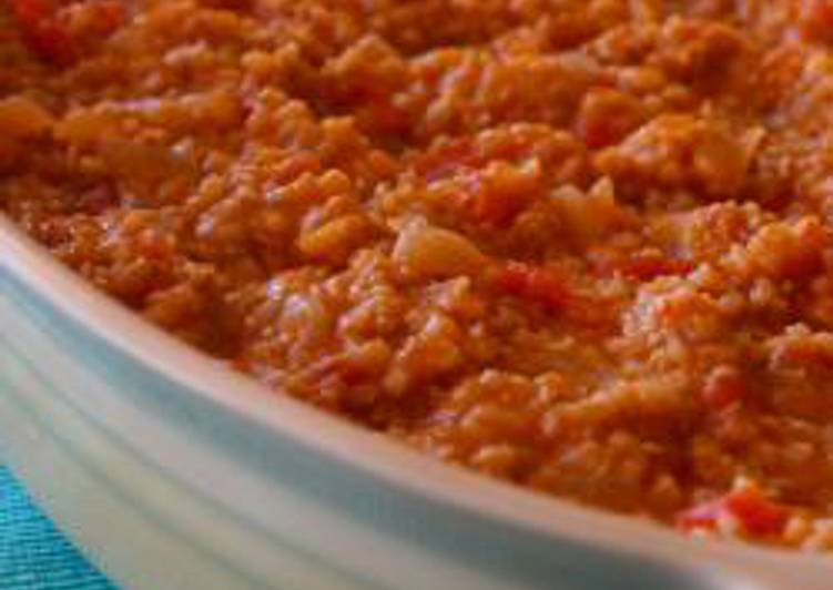 Bulgur cooked with tomato - burghul bi banadoura