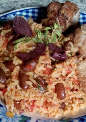 Una foto de Arroz entomatado con frijoles negros
