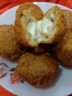 ক্রিসপি চিকেন চিজ বল(crispy chicken cheese ball recipe in Bengali) রেসিপির প্রধান ছবি
