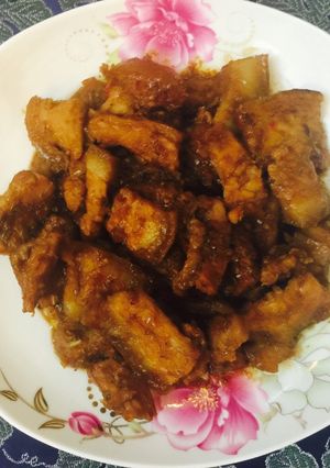 Hình của món Thịt 3 chỉ kho sả ớt.