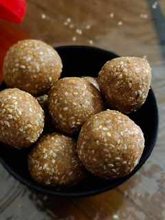तिल गुड़ के लड्डू (til gur ke ladoo recipe in Hindi) रेसिपी मुख्य फोटो