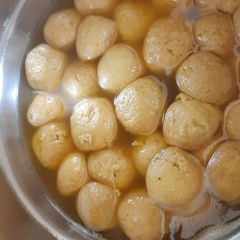 A picture of Jaggery rasgulle.