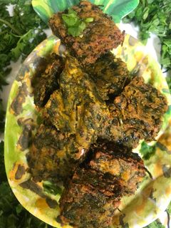 क्रिस्पी टेस्टी कोथिंबीर वडी (Kothimbir Vadi Recipe In Marathi) रेसिपी चे मुख्य फोटो