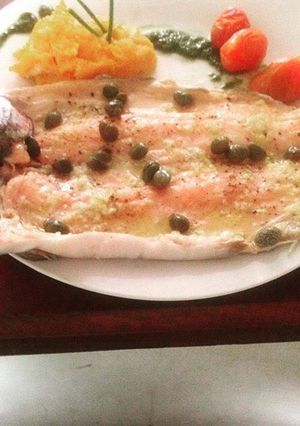 Una foto de Trucha al limón con manteca negra y calabaza