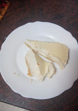 Una foto de Falsa tarta de panacota de turrón con base de polvorón