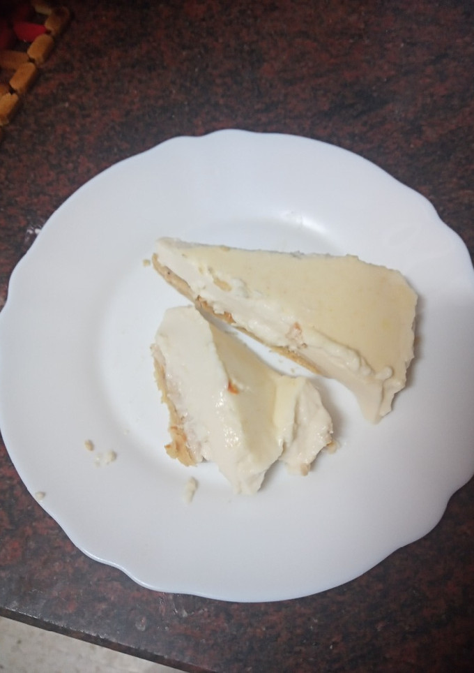 Una foto de Falsa tarta de panacota de turrón con base de polvorón