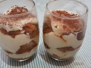 Una foto de tiramisu con crema de leche