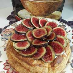 Una foto de Tarta de hojaldre natillas y higos
