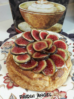 Una foto de Tarta de hojaldre natillas y higos