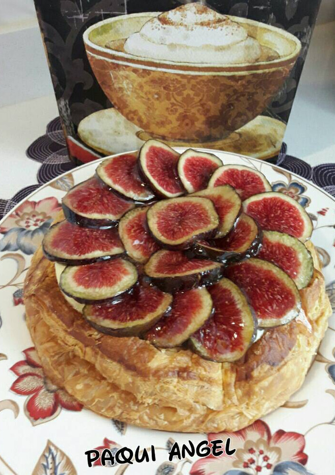 Una foto de Tarta de hojaldre natillas y higos