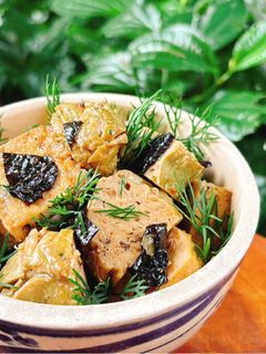 Hình của món Chả chay kho đậu và rong biển.